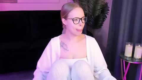 Snapshot of sweet_lucile chatting on February 23, 2026, 6:22 am Lucy online show from February 23, 2026, 6:22 am