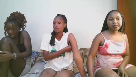 Snapshot of sweet_melod chatting on November 3, 2025, 5:03 pm Linda online show from November 3, 2025, 5:03 pm