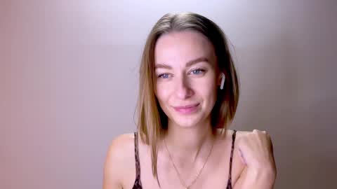 Mia online show from March 8, 2025, 3:45 pm