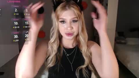 sweet_nicole_333 online show from October 30, 2025, 8:38 am