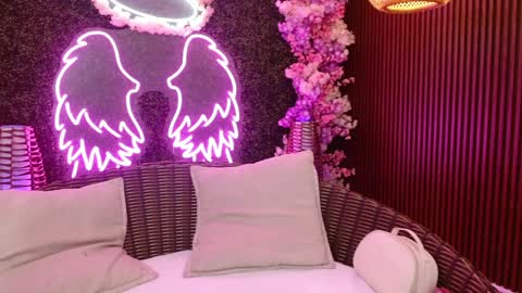 Snapshot of sweet_roxanee chatting on April 6, 2026, 8:54 pm Roxanee online show from April 6, 2026, 8:54 pm