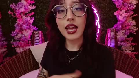 Snapshot of sweet_roxanee chatting on April 21, 2026, 9:28 pm Roxanee online show from April 21, 2026, 9:28 pm