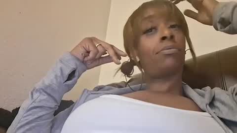 sweetaztee online show from January 26, 2025, 3:38 am