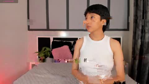 Snapshot of sweetcoupple chatting on May 5, 2026, 10:40 pm Eva Short hair girl - Victoria Long red hair online show from May 5, 2026, 10:40 pm