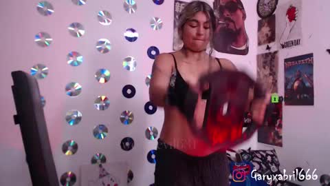 Abril online show from March 11, 2025, 4:29 pm