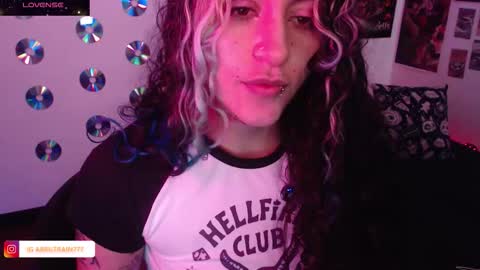 Abril online show from November 12, 2025, 5:02 pm