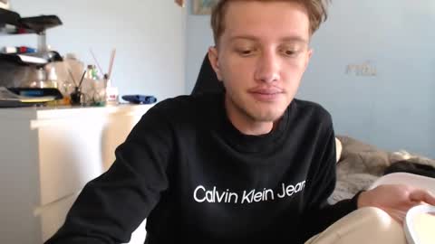 Snapshot of sweetieecreamy chatting on November 1, 2025, 8:49 am Cat online show from November 1, 2025, 8:49 am