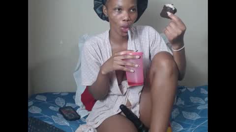 sweetlipss_ online show from December 5, 2025, 7:10 pm