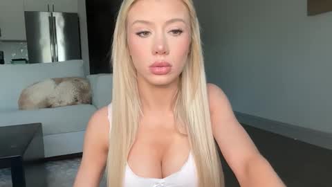 Snapshot of sweetsammxo chatting on March 9, 2026, 5:06 pm Sam online show from March 9, 2026, 5:06 pm