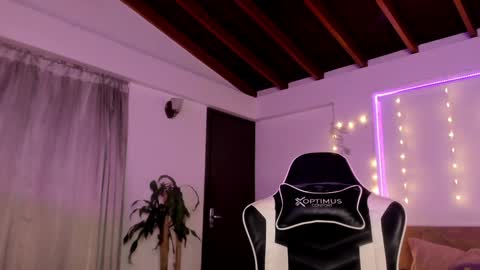 Snapshot of sweett_catt1 chatting on December 12, 2024, 5:42 am Cat independent model online show from December 12, 2024, 5:42 am