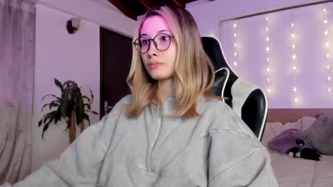 Snapshot of sweett_catt1 chatting on December 27, 2024, 8:56 am Cat independent model online show from December 27, 2024, 8:56 am