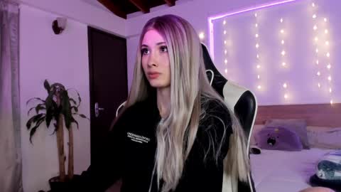 Snapshot of sweett_catt1 chatting on December 31, 2024, 5:33 am Cat independent model online show from December 31, 2024, 5:33 am