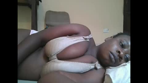 Snapshot of sweetyass25 chatting on February 4, 2026, 6:52 am sweetyass25 online show from February 4, 2026, 6:52 am