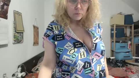 Snapshot of switchlorenx chatting on February 2, 2026, 9:52 am switchlorenx online show from February 2, 2026, 9:52 am