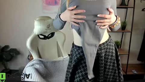 Snapshot of sylvia_ortiz chatting on October 15, 2025, 9:31 am Sylvia online show from October 15, 2025, 9:31 am