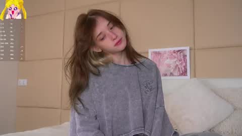Mia online show from May 3, 2026, 7:25 am