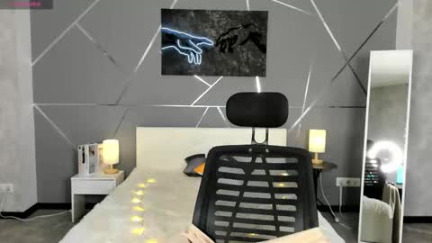 Snapshot of take_me_to_moon chatting on December 17, 2025, 1:33 am Sasha online show from December 17, 2025, 1:33 am