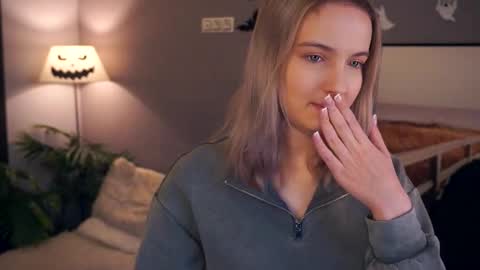 Snapshot of tashinapetitto chatting on November 12, 2025, 7:31 am Your Ressie online show from November 12, 2025, 7:31 am