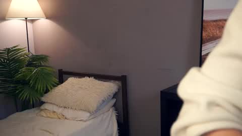 Snapshot of tashinapetitto chatting on December 2, 2025, 7:36 am Your Ressie online show from December 2, 2025, 7:36 am