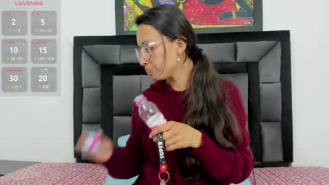 Snapshot of tatiana_valencia chatting on January 3, 2025, 8:54 pm Tati online show from January 3, 2025, 8:54 pm