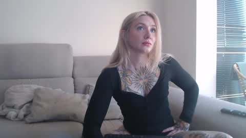 tattoobbgirl online show from November 3, 2025, 2:40 pm