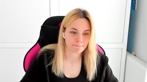 Snapshot of tayla_shy chatting on May 13, 2026, 12:13 pm Tay online show from May 13, 2026, 12:13 pm