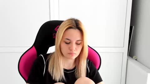 Snapshot of tayla_shy chatting on May 17, 2026, 12:12 pm Tay online show from May 17, 2026, 12:12 pm