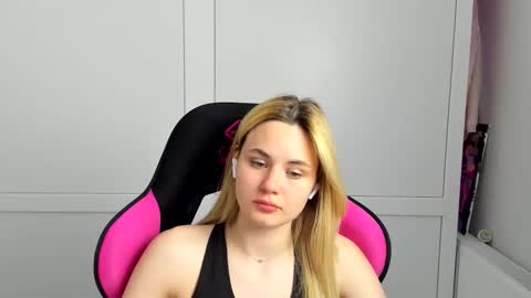 Snapshot of tayla_shy chatting on May 26, 2026, 7:10 pm Tay online show from May 26, 2026, 7:10 pm