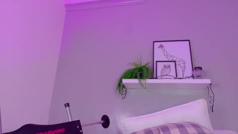 TAYLOR  online show from November 19, 2025, 11:38 pm