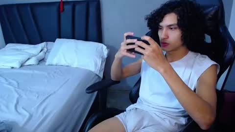 Snapshot of tayronx33 chatting on February 3, 2026, 9:09 pm Tayron online show from February 3, 2026, 9:09 pm