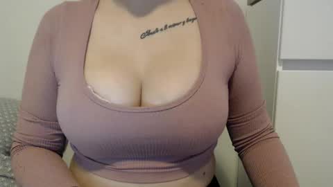 Teeyara  online show from October 31, 2025, 9:43 am