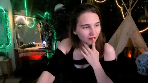 Tessa online show from September 18, 2025, 5:42 am