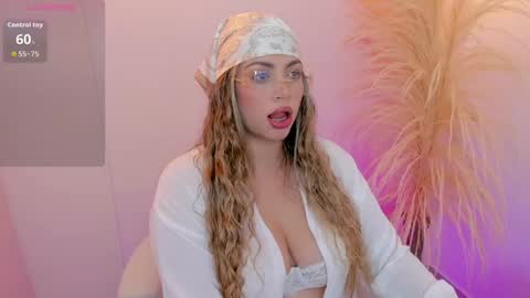 Snapshot of thaliafox_ chatting on May 5, 2026, 12:35 pm Thalia online show from May 5, 2026, 12:35 pm