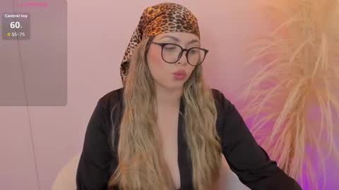 Snapshot of thaliafox_ chatting on May 8, 2026, 10:48 pm Thalia online show from May 8, 2026, 10:48 pm