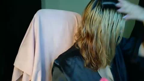   online show from November 20, 2025, 12:05 pm