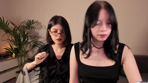 EllaLyn online show from December 6, 2024, 8:51 pm