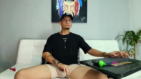 SCOTT  THEO  KAMERON  GENDERSON online show from December 19, 2024, 1:39 am