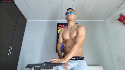 SCOTT  THEO  KAMERON  GENDERSON online show from January 8, 2025, 10:58 pm