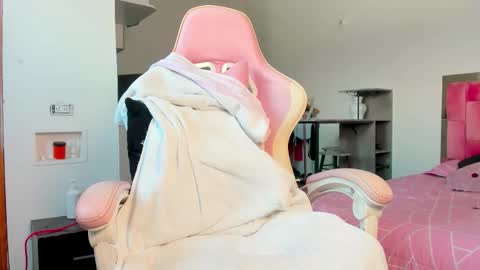 Snapshot of the_queen_aleja chatting on December 20, 2025, 3:52 pm IGAleja queen1 online show from December 20, 2025, 3:52 pm