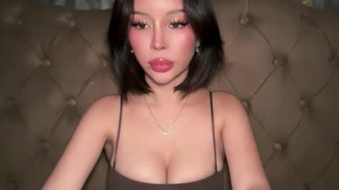 Elle  dont forget to folloW me and thumbs up online show from May 19, 2026, 4:02 pm