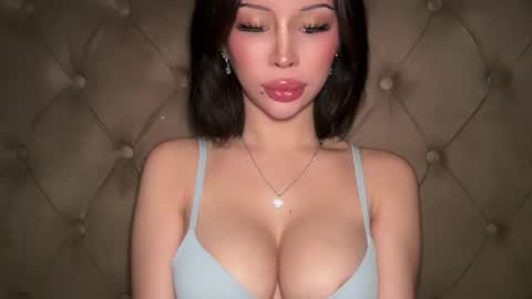 Elle  dont forget to folloW me and thumbs up online show from May 24, 2026, 12:10 pm