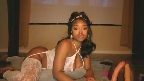 Snapshot of thelovelybrown chatting on November 24, 2025, 6:18 pm thelovelybrown online show from November 24, 2025, 6:18 pm