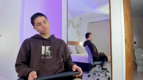  THEO- MATEO  online show from December 24, 2024, 10:44 am