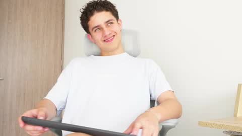  THEO- MATEO  online show from February 13, 2025, 4:28 pm