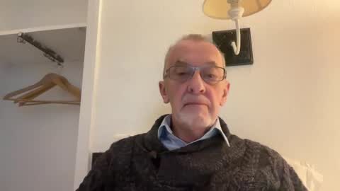 Snapshot of theowlandthe chatting on December 10, 2024, 3:01 pm theowlandthe online show from December 10, 2024, 3:01 pm