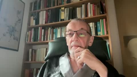 Snapshot of theowlandthe chatting on December 25, 2024, 9:34 am theowlandthe online show from December 25, 2024, 9:34 am