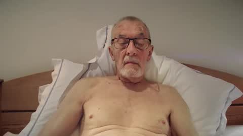 Snapshot of theowlandthe chatting on December 4, 2025, 4:38 pm theowlandthe online show from December 4, 2025, 4:38 pm