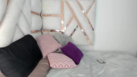 Camila online show from September 20, 2025, 7:42 am