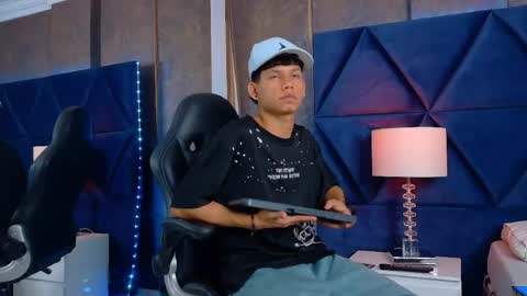 Snapshot of thiagoferrer_ chatting on May 27, 2026, 3:36 am T H I A G O online show from May 27, 2026, 3:36 am