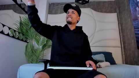 Snapshot of thiagoferreti_ chatting on October 27, 2025, 7:40 pm ThiagoFerreti online show from October 27, 2025, 7:40 pm